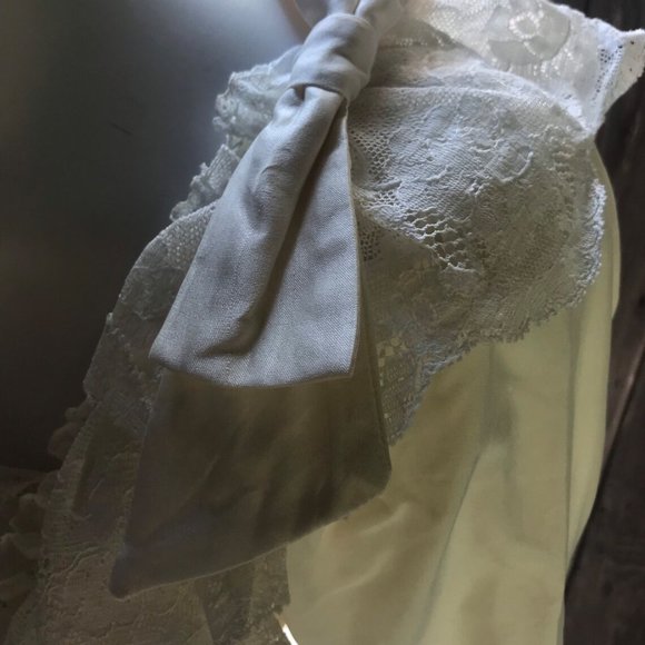 Amazing 80s silk wedding dress . Victorian style . - Picture 4 of 9